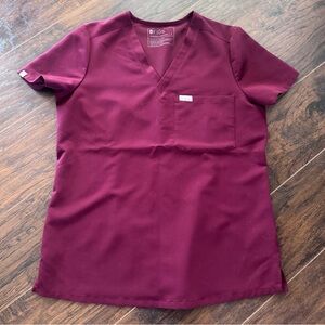 Figs Catarina One-Pocket Scrub Top in Burgundy